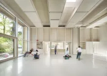 Der Noppenboden unterstützt die architektonische Klarheit des Moabiter Kinderhofs in Berlin. Copyright: Werner Huthmacher