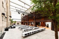 Das Glasdach mit Velux Modular Skylights verwandelt den ehemaligen Innenhof in einen lichtdurchfluteten Veranstaltungsraum. Foto: Velux Commercial
