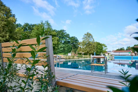 Im sanierten Freibad in Redwitz kommt „Der Konstruktive 65“ als langlebige Doppelbank zum Einsatz. Dank der Materialeigenschaften haben die Betreiber praktisch keinen Wartungsaufwand. Die Produkte aus WPC von Naturinform sind langlebig, witterungsbeständig und trotzen Wind und Wetter. Nach dem Ende der Produktlebenszeit kann das Material über das unternehmenseigene Kreislaufsystem zurückgegeben werden. Es entstehen daraus neue hochwertige Produkte für den Außenbereich. Alle Bilder: studiopfleiderer