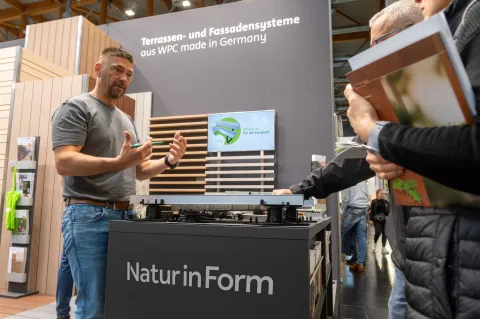 Naturinform präsentiert in Halle 4A, Stand 405, ein abwechslungsreiches Programm für die Anwendung im Außenbereich. Auf der GaLaBau 2026 werden hochwertige und nachhaltige Dielen und Profile aus WPC für Fassaden, Böden, Stadtmöblierung und Sichtschutz in vielen Farben und Ausführungen gezeigt. Ein Schwerpunkt des Messeauftritts ist die fachgerechte Montage, die zusammen mit dem abgestimmten Zubehörsystem für langlebige Ergebnisse in Außenbereichen sorgt. Bild: Berny Meyer