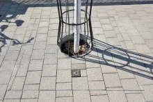 Barrierefreie Stadtgestaltung im Detail: Der auspflasterbare Baumrost ermöglicht einen optisch nahtlosen Übergang des Pflasterbelags bis an die Baumscheibe, schützt den Wurzelraum vor Verdichtung und garantiert gleichzeitig die Belüftung. 