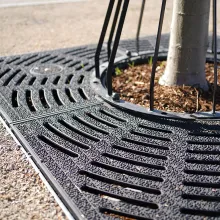 Sicherheit bei jedem Wetter: Die speziell strukturierte, rutschhemmende Oberfläche des Hydrotec-Baumrostes sorgt für maximale Trittsicherheit im urbanen Raum, während die Schlitze eine optimale Wasser- und Luftzufuhr für die Wurzeln garantieren.
