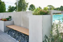 Bei den Sitznischen erfolgte die Befestigung der Bankprofile im Abstand von etwa einem Meter mittels Stahlwinkeln und verschraubter Unterkonstruktion, jedoch nicht an den Betonseitenwänden, sodass eine stabile und formschöne Sitzlösung entstand. Das Profil „Der Konstruktive 65“ aus WPC von Naturinform wurde auch hier in der Sonderfarbe Eichenbraun verwendet. 