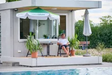 Zur Neugestaltung rund um das Schwimmerbecken gehört ein Bademeisterhaus mit Terrasse, die den nötigen Überblick über die Schwimmbereiche ermöglicht. Die Bademeister leisten im Sommer von 9 bis 20 Uhr ihren Beitrag zur Sicherheit auf dem Gelände. Bei der Sanierung packten sie tatkräftig mit an. Sie montierten u. a. die WPC-Dielen „Die Exklusive“ von Naturinform mit samt der passenden Unterkonstruktion – ebenfalls von Naturinform – auf der aus Beton gegossenen Terrasse an einem Tag gleich selbst. 